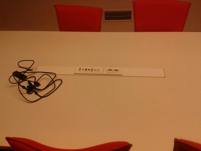 سیستم کابل روکار رومیزی رها